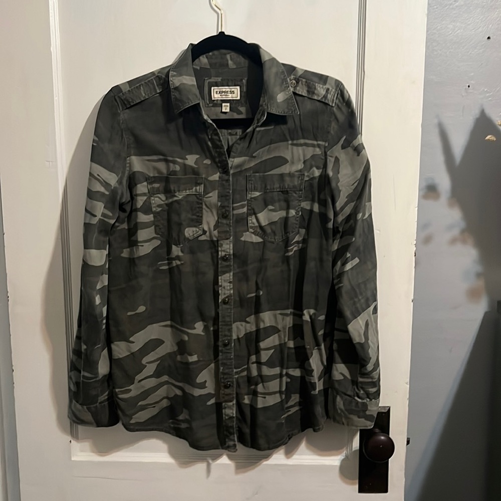 Like New! Express green cameo button down.